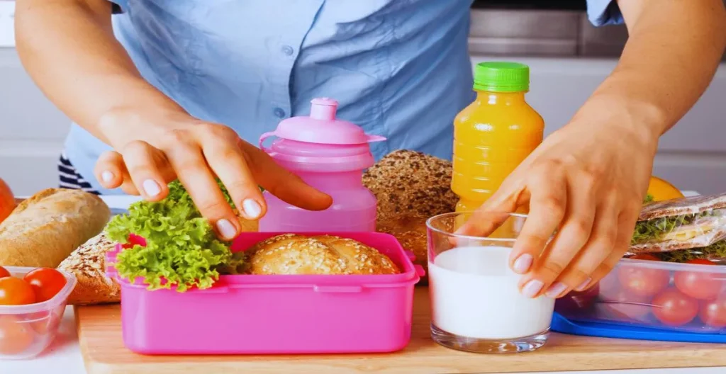 Plastic lunch boxes are harmful or beneficial for children
